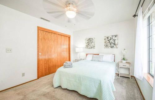 Stylish 3BR/2BA Retreat w/ Pool! Dream Getaway - Foto 39