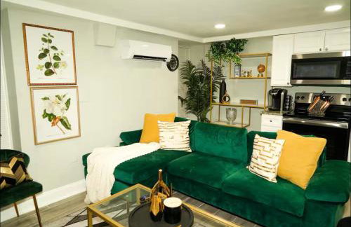 Modern 1BR Unit with Free Parking Walk to Metro - Foto 10