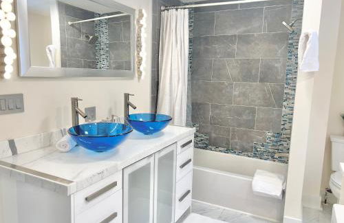 Luxury 4 bedroom 2 bath Lake Views - Photo 8