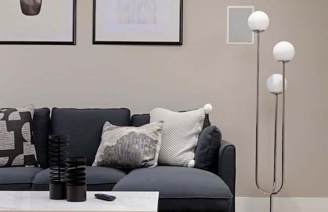 Stunning 3 Bedroom Secondary Suite N Van - Photo 56