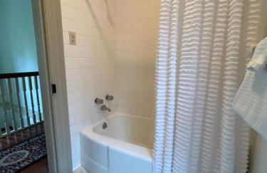 Vaux Hall Manor - 5BR Historic Farmhouse on Bay - Foto 28