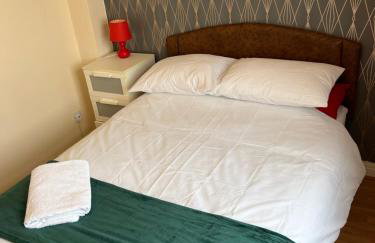 1 bedroom budget homely apartment, with free private parking and long term deals available - Foto 13