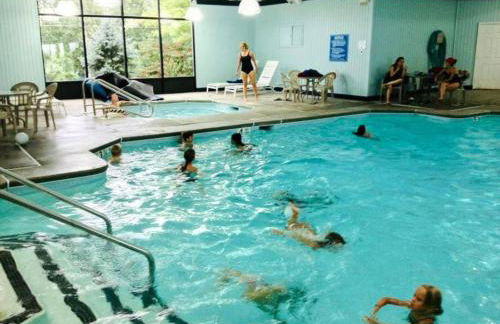 Serenity Falls - Stylish 4Bdr Mountain Retreat, Hot Tub, Pool - Foto 47