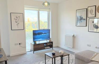 Modern 1-Bed Flat, Sleeps 4 - Photo 1