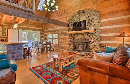 Luxe Dog-Friendly Cabin with Hot Tub and Game Room - Foto 1