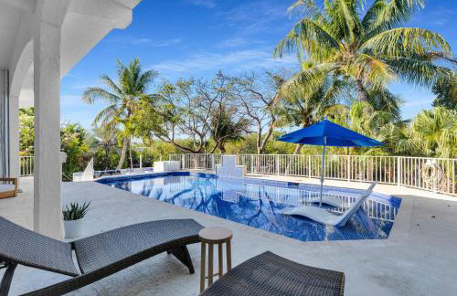 NEW LISTING! Reel Joy Waterfront Luxe with Pool and Private Dock home - Foto 41