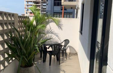 Apto com varanda e ótima localização - Foto 3