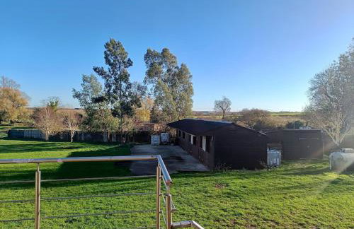 Countryside 2 Bed Bungalow with Stunning Views Free WiFi and Parking Ideal for Business and Leisure - Photo 31