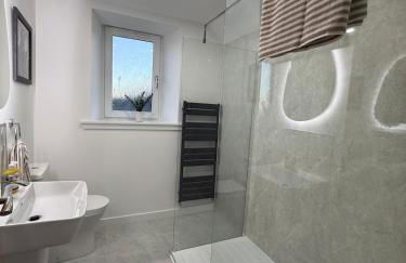 The Drapers - by Caithness Luxury Apartments NC500 - 4 Bedroom Luxury Central NC500 Apartment-Sleeps 8- Sleeps Work teams upto 4 & holiday makers upto 8 - BUDGET FRIENDLY FOR LONG STAY TRADES - CONTACT US - - Foto 28