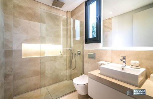 Remarkable 5-BDRM Villa - Heated POOL & GYM - Photo 29