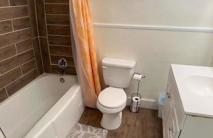 Charming 3-Bed, 1,5 Bath Home - Entire Space Just for You! - Photo 7