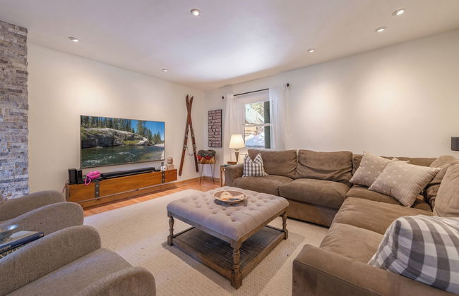 Cozy Cabin Private Hot-Tub Walk to Lake by Sierra Getaways - Foto 11