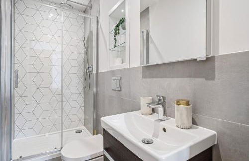 Luxury Apartment - West Wimbledon with Cinema & Game Room, Gym, Parking - Foto 12