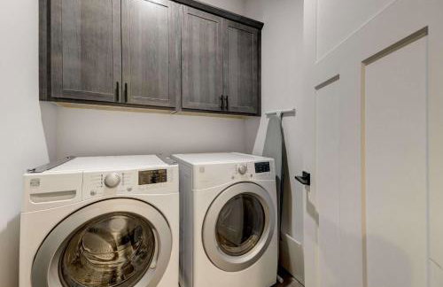 Scenic Modern Home with Private Patio & Fireplace - Foto 20