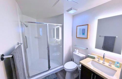 Stylish 2 Bed 2.5 Bath Condo Near Beverly Hills. - Photo 10