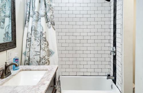 Spacious 2-BR 1-Bath King suite! - Foto 6