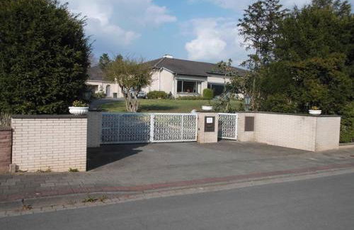 Villa mit Auffahrt - Foto 1