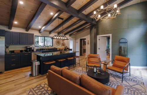 NEW Unique Stay w King Beds and Private Hot Tub - Foto 25