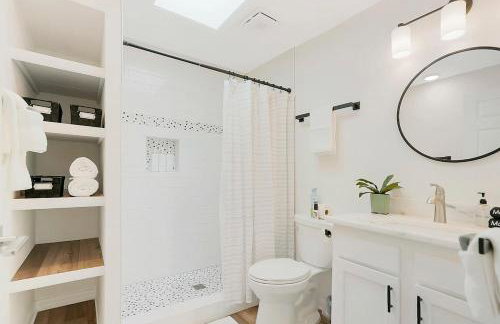 Park It At the Butterfield Garage, Historic Pre-Prohibition Style Apt in the Heart of Downtown - Foto 12