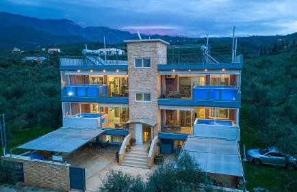 Grand Suites with Private Pools - Photo 28