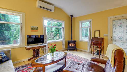 Walk to Irondale Beach Park! Family Haven with Yard - Foto 4