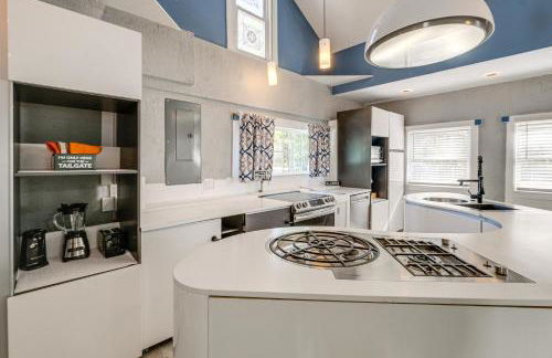 Walk to MIR Wooded Group Escape with Deck and Bar! - Foto 9