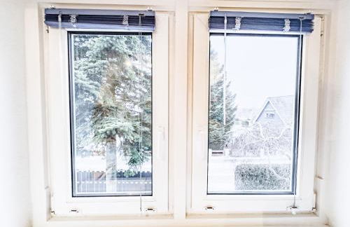 TraveNah - Ruhige 3-Zimmer-DG-Ferienwohnung im Grünen mit eigenem Eingang und Fahrradgarage - Foto 11