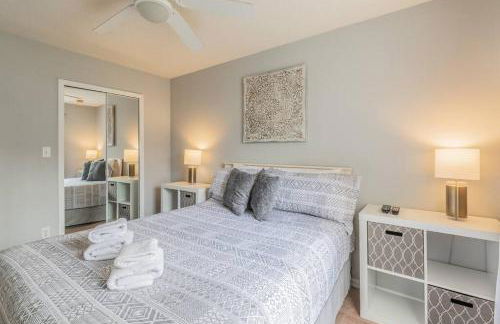 SPECTACULAR, NEW Professional Decor, Near Dis, NO Steps, Pool, Patio, LOW Rates! - Foto 37