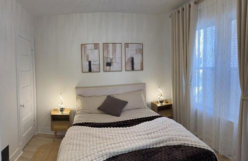 Stylish 3BR Revere Home Sleeps 8 Near Boston, Revere Beach and Airport - Foto 6