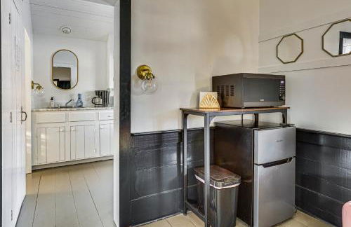 Quaint Winesburg Cottage with Porch and Pond! - Foto 7