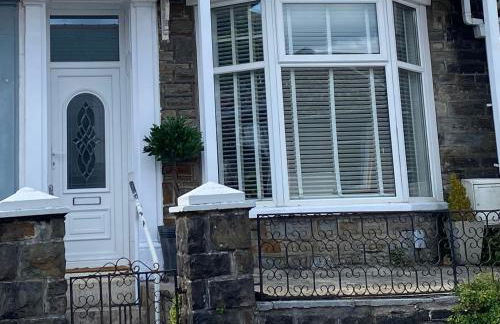 Spacious Town House - Photo 2