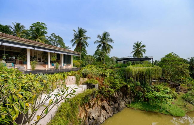 Cool and Contemporary Hilltop Villa With Ocean Views - Photo 20