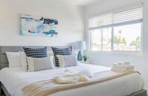 Modern 2BR Condo with King Bed & Balcony near LA - Foto 15