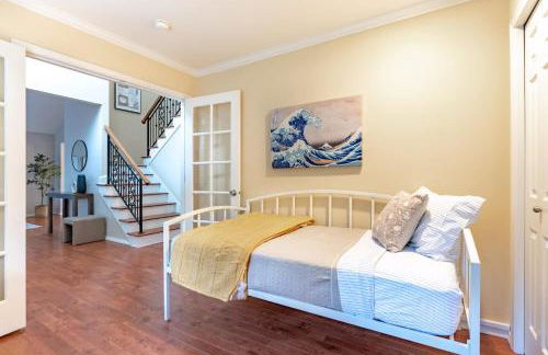 Spacious & Serene 6-Br Family Retreat in Kirkland - Photo 21