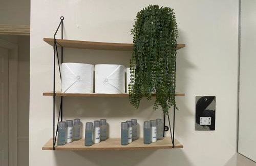 Experience Surrey 2Bed Home in Walton with Parking - Pass the Keys - Foto 14