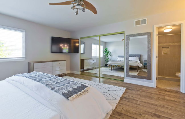 Modern Home w Private Pool Spa Pets Welcome - Photo 20