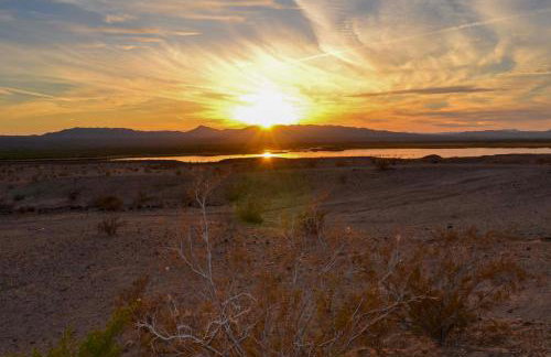 5 Mi to River Topock Boating and Off-Roading Oasis! - Foto 3