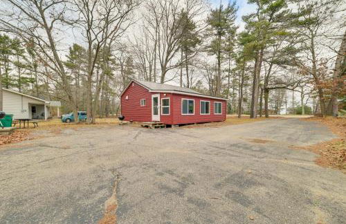 Oscoda Cabin with Charcoal Grill Walk to Lake Huron - Foto 25