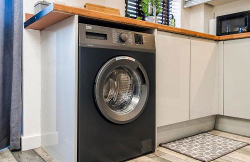 Free parking, Private Garden and Netflix, Charming Elegant 2 bedroom House Nottingham - Photo 65