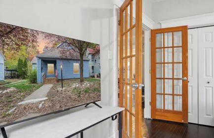 Blue & Gold Retreat sleeps 14 Minutes from ND - Photo 9