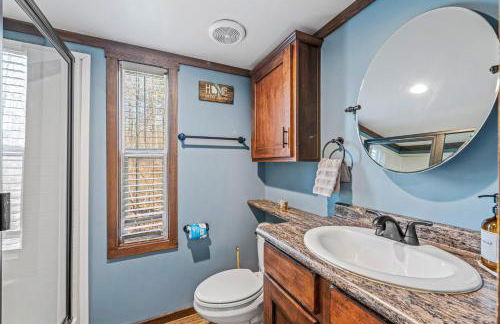 River Cabin - Fire Pit, Kayaks, Games, Dog Park - Foto 17