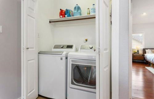 Family 3BR 2BA 1810SQFT Bright Spacious Home with Private Yard in Zilker - Foto 11