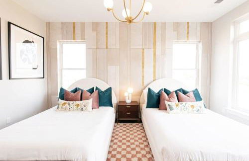 Designer Single Family House-Rooftop- Hot Tub - Foto 54