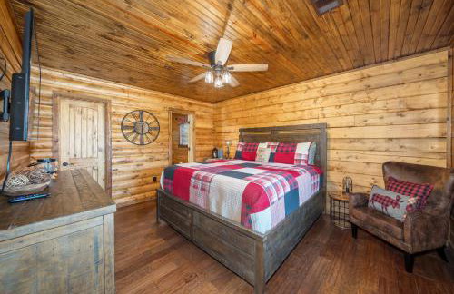 River Lodge Escape with Hot Tub - Foto 4