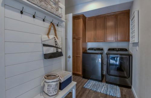 The Moby House Coastal Retreat with Ocean Views & Hot Tub - Foto 41