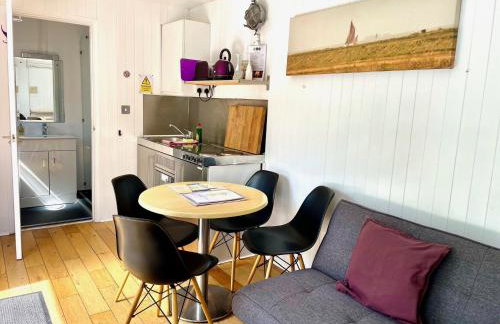 Purple CargoPod at Lee Wick Farm Cottages & Glamping - Foto 9