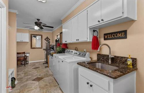 Lakefront 3BR Retreat - Pier, RV, Family-Friendly - Foto 5