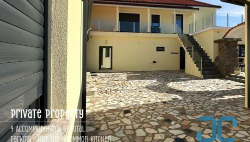 Arada Property - 4 Houses in 1 Private Property, Free Parking and Hot Tub - Foto 4