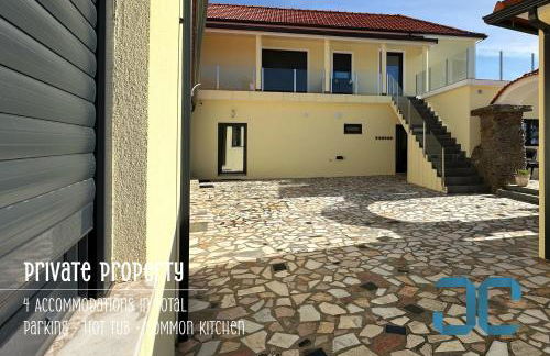 Arada Property - 4 Houses in 1 Private Property, Free Parking and Hot Tub - Foto 4
