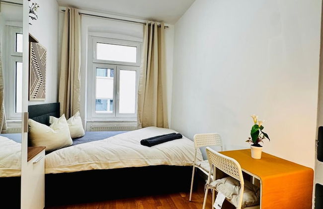 Comfy 4BR 10 Min Transport to Stadthalle - Photo 8